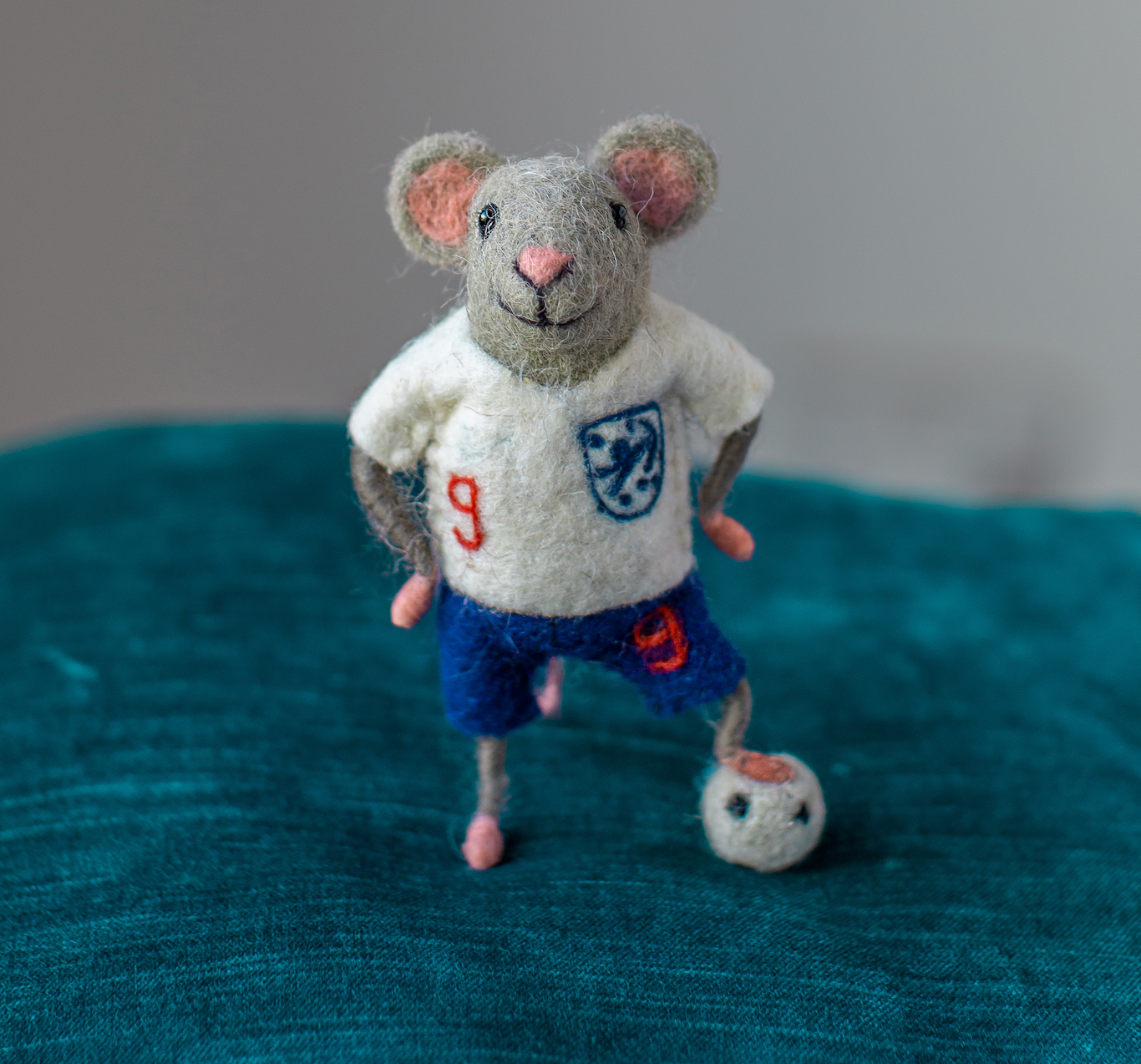 Felt Mouse - England Footballer 5" x 2.5"